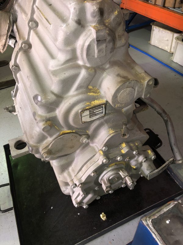 KOMATSU WA250-3 TRANSMISSION - Image 4